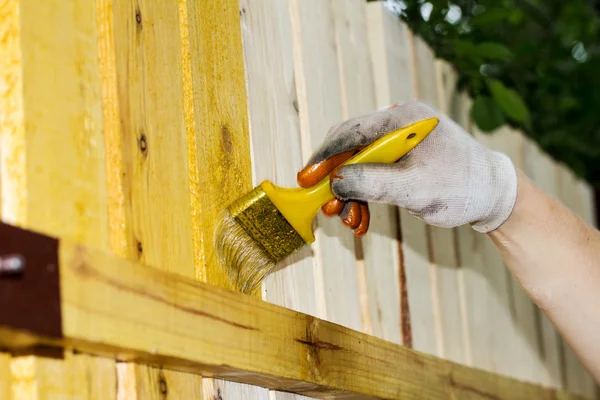 Man painting wooden furniture piece — Stock Photo, Image