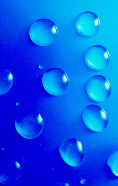 Gotas de água sobre um fundo azul. macro — Fotografia de Stock