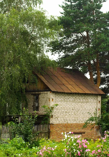Заміський будинок і сад — стокове фото