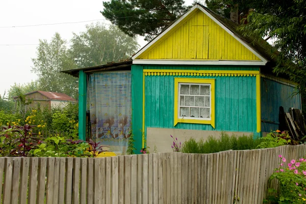 Загородный дом и сад — стоковое фото