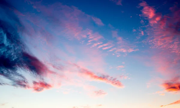 Nuages de ciel bleu — Photo
