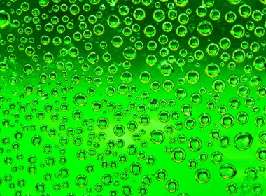 yeşil su damlaları