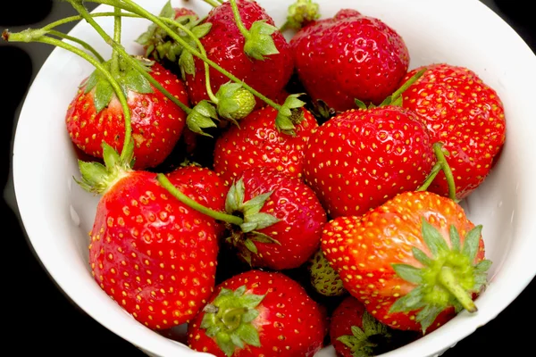 Röda mogna jordgubbar — Stockfoto