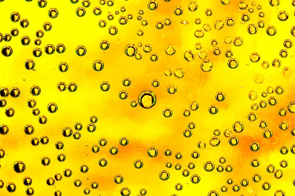 Желтая вода капли фона — стоковое фото