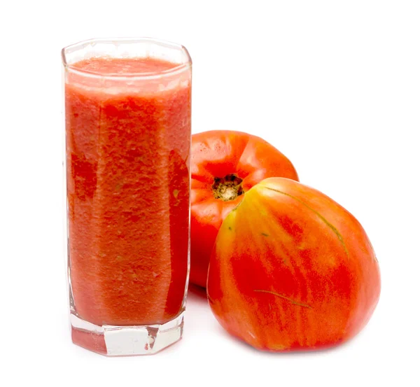 Glas tomatjuice med färska tomater — Stockfoto