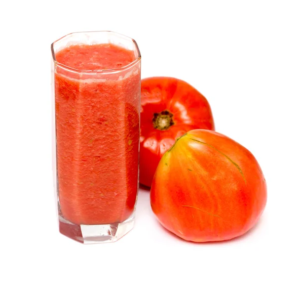 Glas tomatjuice med färska tomater — Stockfoto