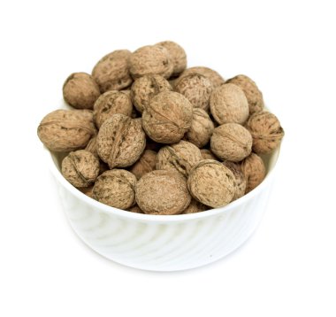 Beyaz arka planda cevizler