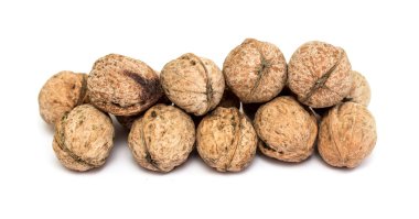 Beyaz arka planda cevizler