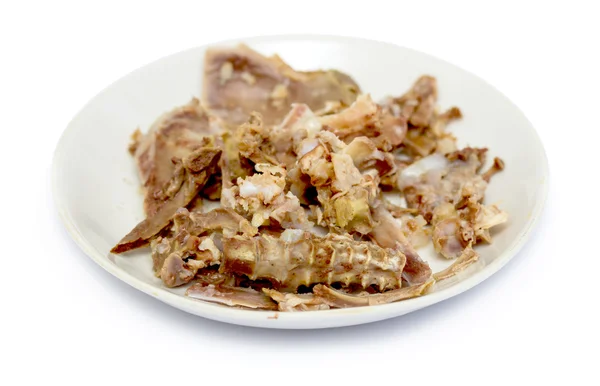Huesos de pollo picados en el plato — Foto de Stock