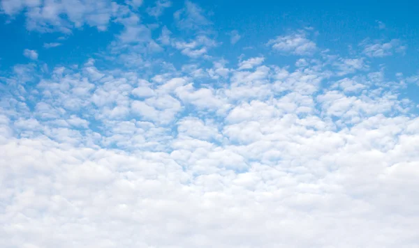 Nuvens céu azul — Fotografia de Stock