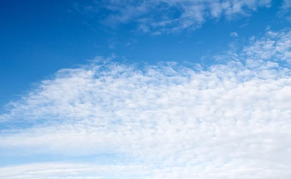 Nuvens céu azul — Fotografia de Stock