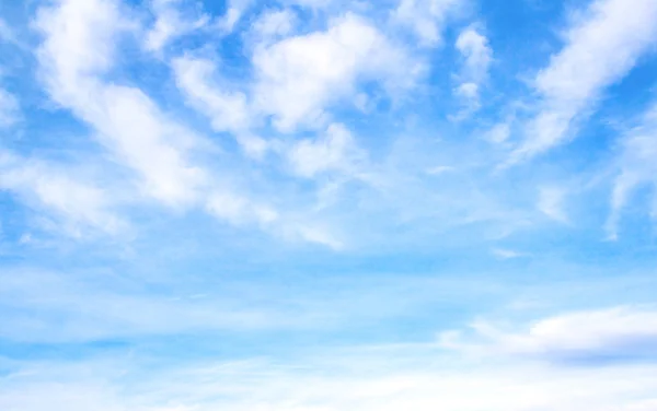 Mraky modré oblohy — Stock fotografie