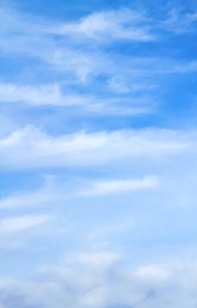 Wolken am blauen Himmel — Stockfoto