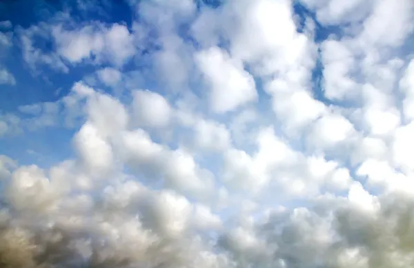 Pluizige wolken — Stockfoto