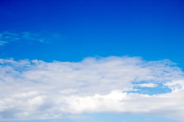 Blauwe lucht wolken — Stockfoto