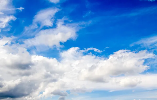 Nuvens céu azul — Fotografia de Stock