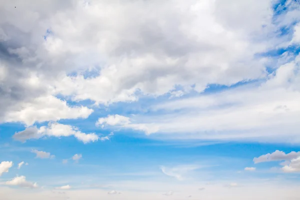 Nuvens céu azul — Fotografia de Stock