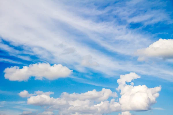 Nubes de cielo azul — Foto de Stock