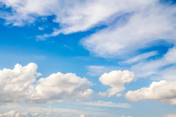 Nuvole di cielo blu — Foto Stock