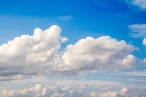 Nuvens céu azul — Fotografia de Stock