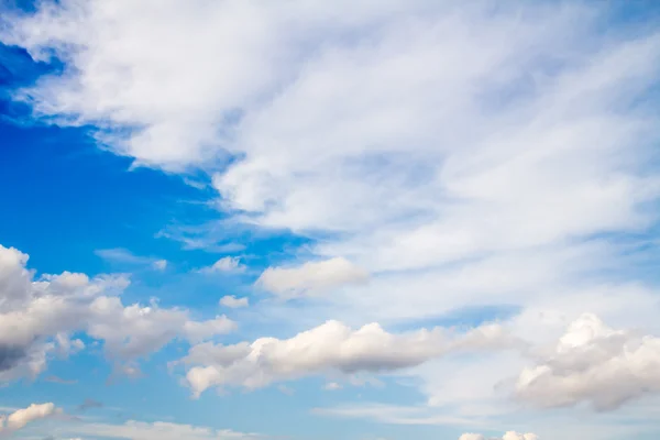 Nuvens céu azul — Fotografia de Stock