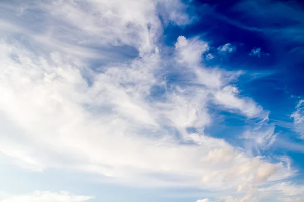 Blauwe lucht wolken — Stockfoto