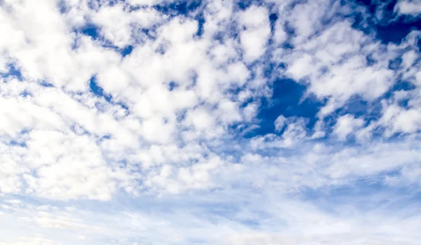 Nubes de cielo azul — Foto de Stock