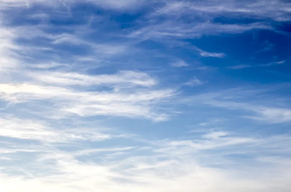 Nuvens céu azul — Fotografia de Stock