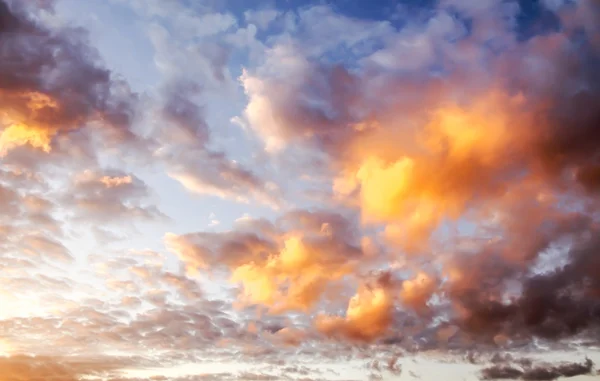 Nuages de ciel bleu — Photo