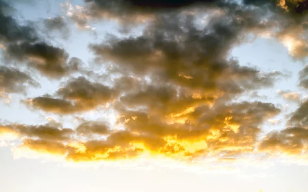 Wolken am blauen Himmel — Stockfoto