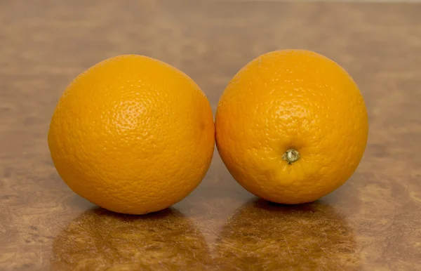 Два спелых апельсина — стоковое фото