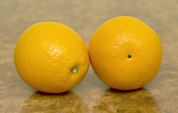 Dwóch dojrzałych pomarańczy — Zdjęcie stockowe