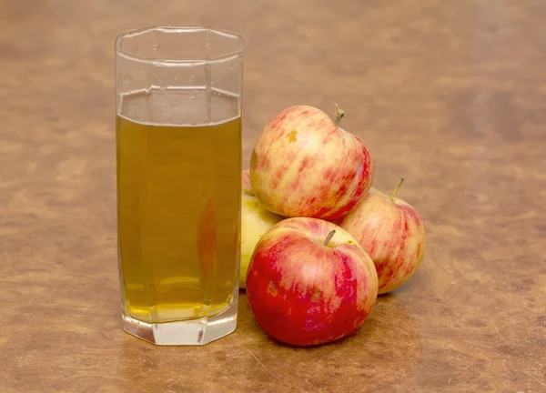 Яблука і склянка соку — стокове фото