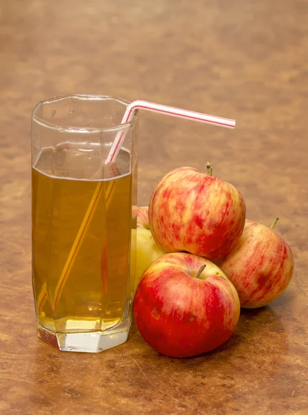 Maçãs e vidro de suco — Fotografia de Stock