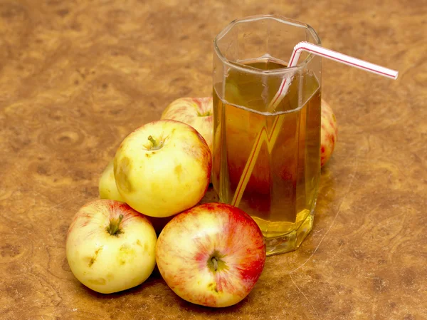 Μήλα και ποτήρι χυμό — Φωτογραφία Αρχείου