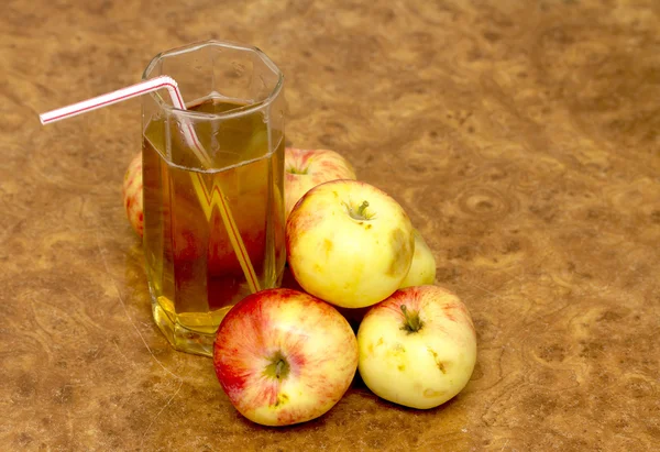 Äpfel und ein Glas Saft — Stockfoto