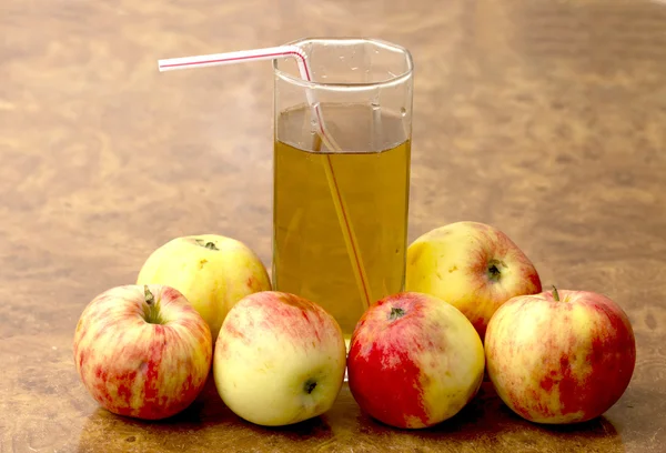 Яблоки и стакан сока — стоковое фото
