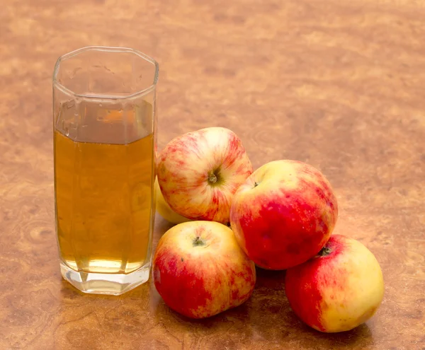 苹果和杯果汁 — 图库照片
