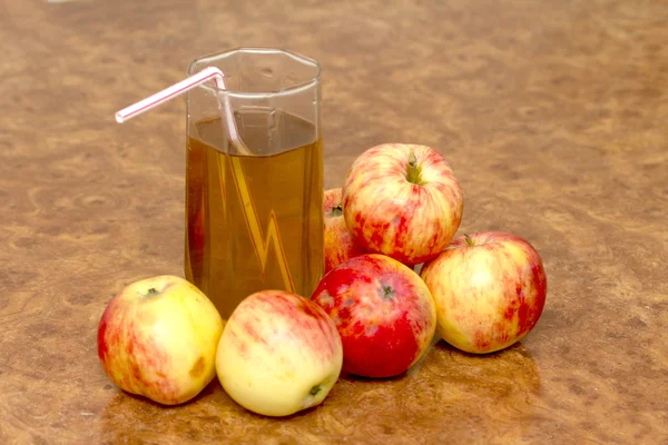 Äpplen och ett glas juice — Stockfoto