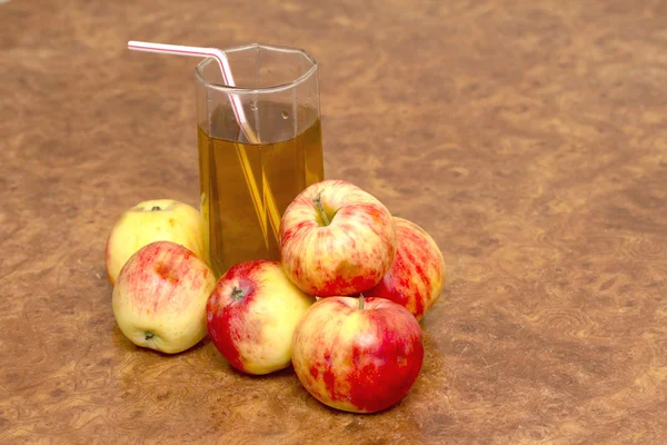Manzanas y vaso de jugo — Foto de Stock