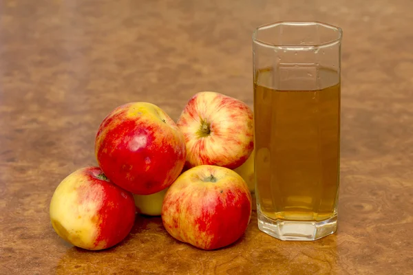 Μήλα και ποτήρι χυμό — Φωτογραφία Αρχείου
