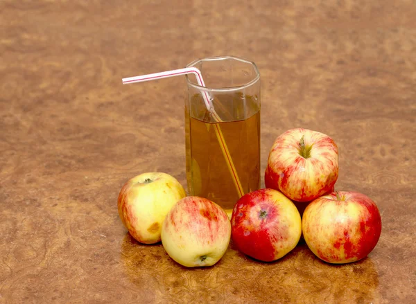 Äpplen och ett glas juice — Stockfoto