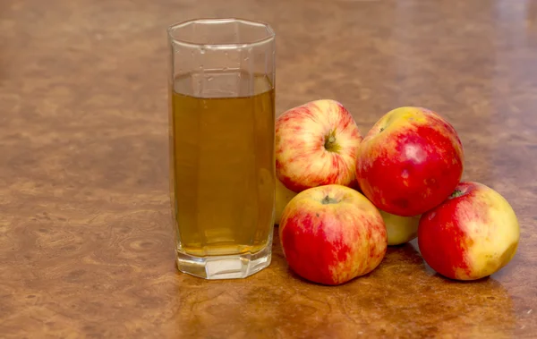 Manzanas y vaso de jugo — Foto de Stock