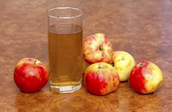 Äpplen och ett glas juice — Stockfoto
