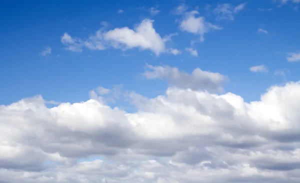 Nuvole di cielo blu — Foto Stock