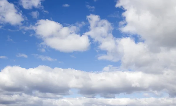 Blauwe lucht wolken — Stockfoto