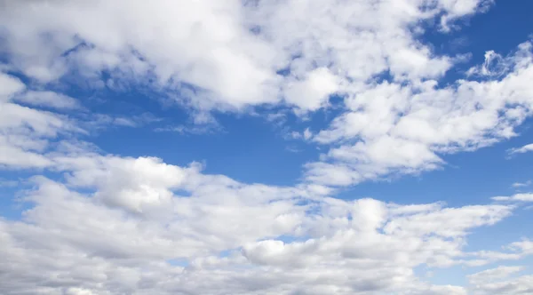 Blauwe lucht wolken — Stockfoto