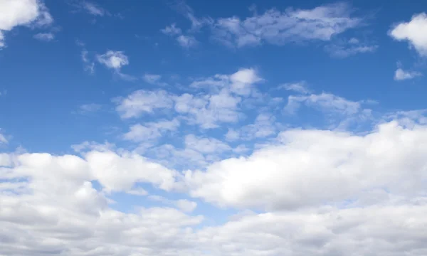 Blauwe lucht wolken — Stockfoto