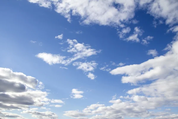 Nuvens céu azul — Fotografia de Stock