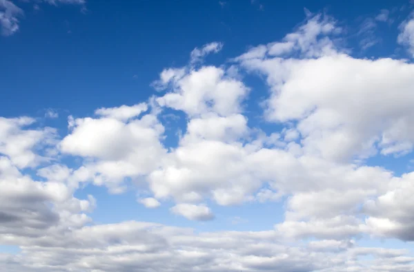 Nubes de cielo azul — Foto de Stock